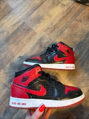 Nike Black & Red Low-Top Sneakers with Repeat Text Detail